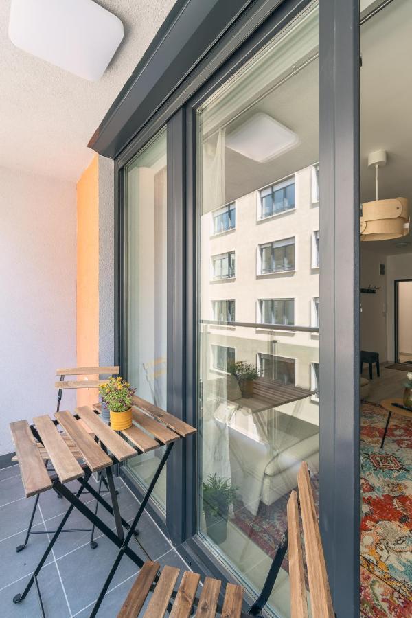 Corvin Apartment With Balcony And Ac Budapest Luaran gambar