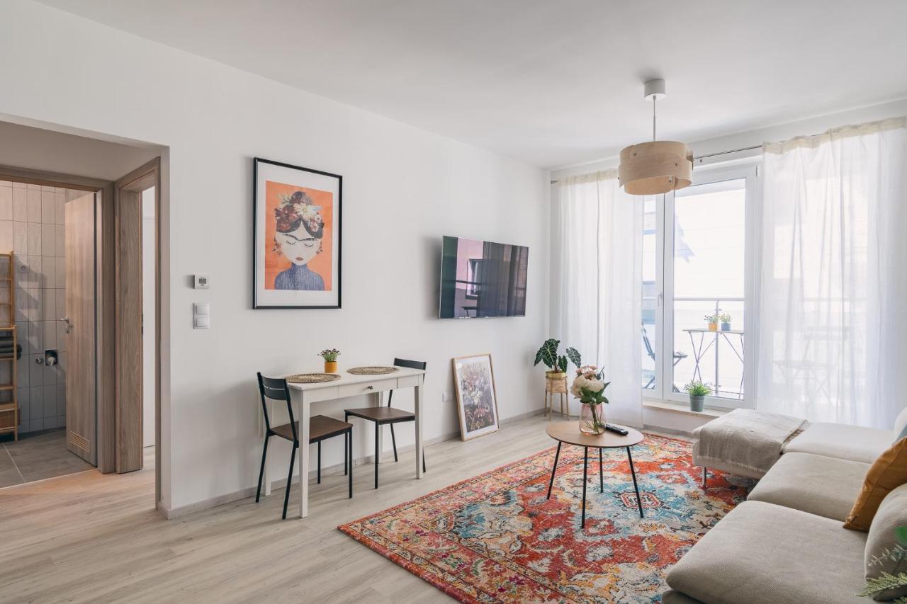Corvin Apartment With Balcony And Ac Budapest Luaran gambar
