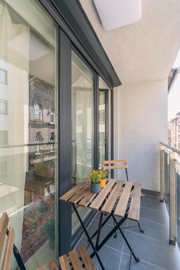 Corvin Apartment With Balcony And Ac Budapest Luaran gambar