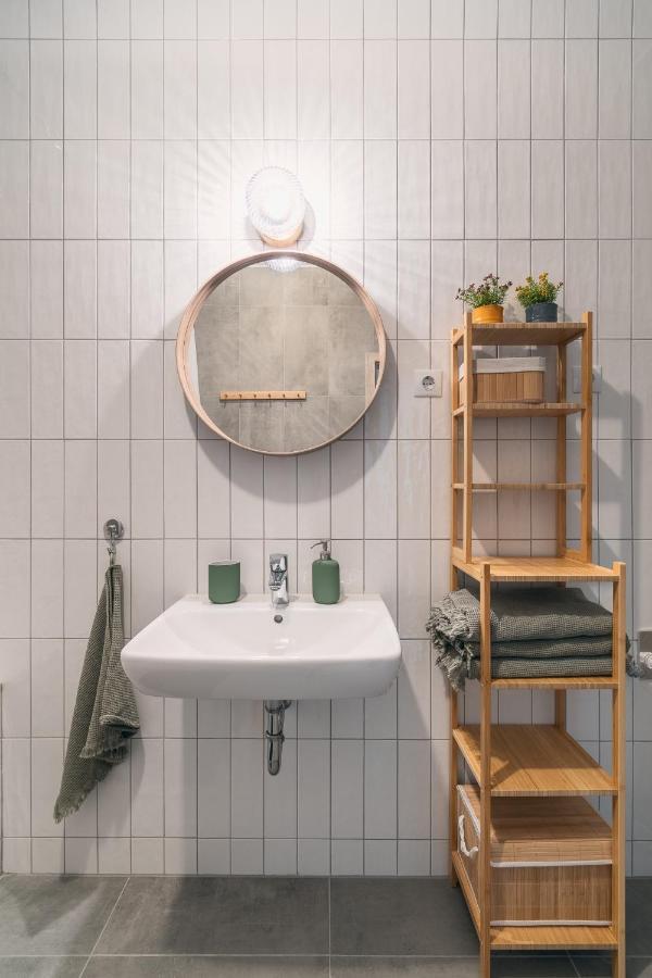 Corvin Apartment With Balcony And Ac Budapest Luaran gambar