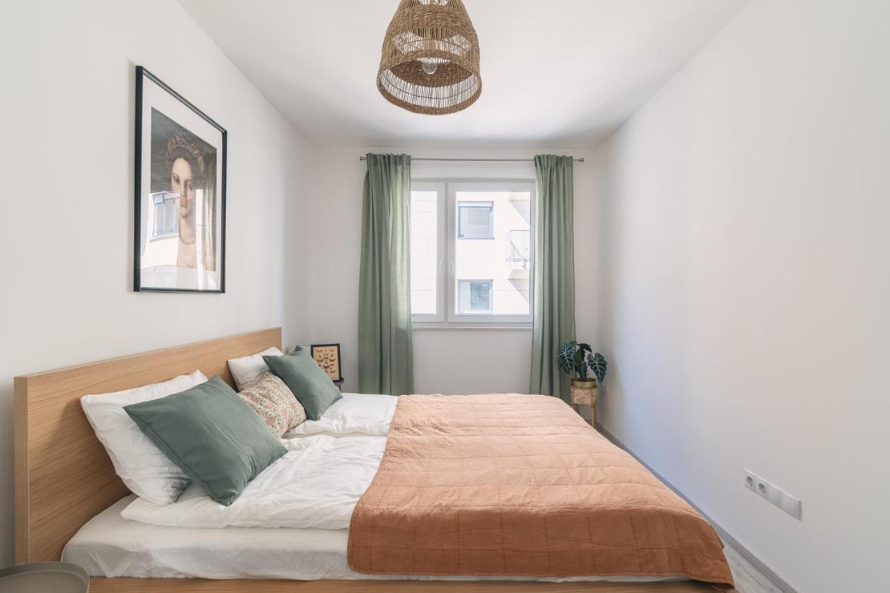 Corvin Apartment With Balcony And Ac Budapest Luaran gambar