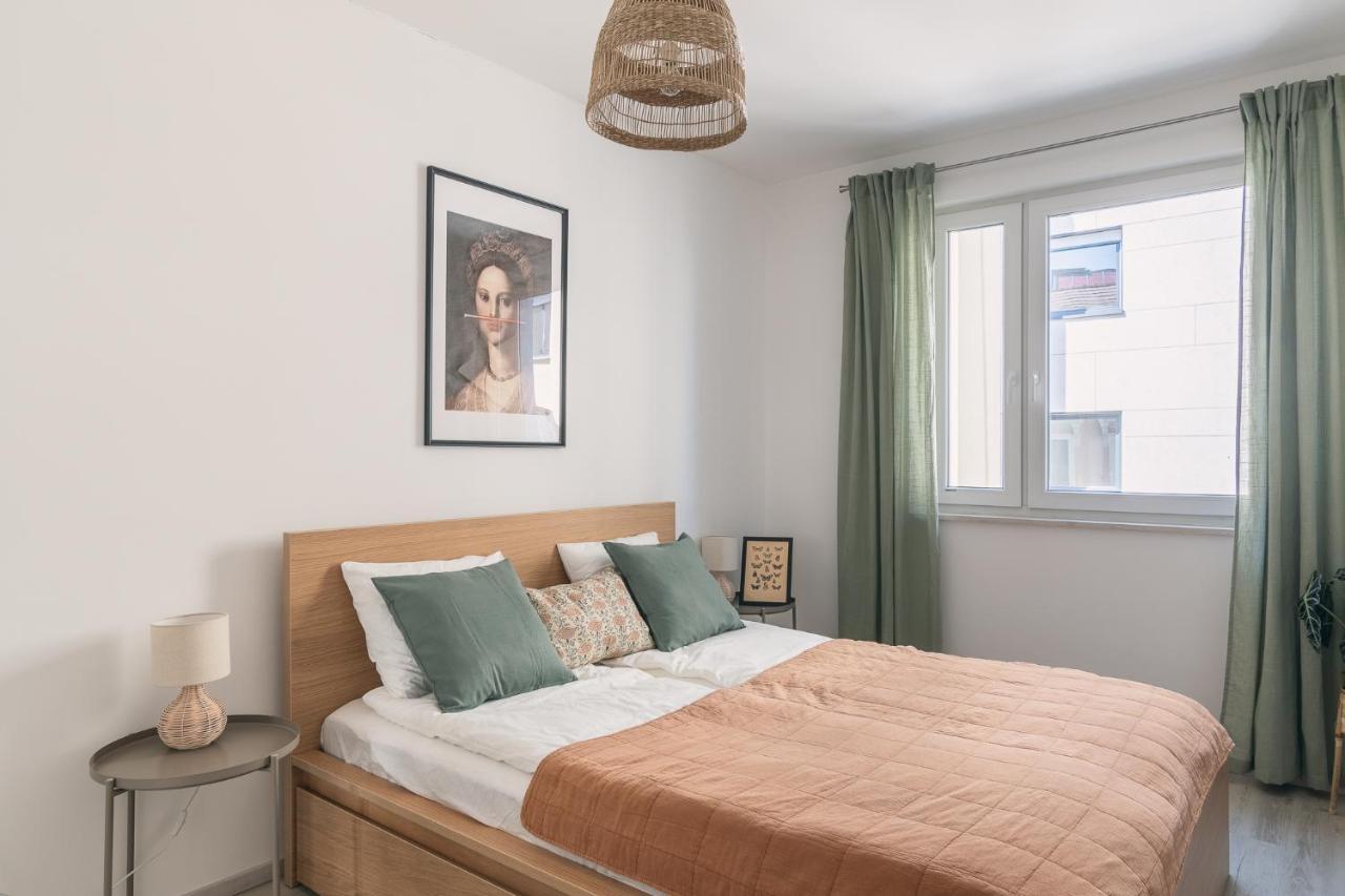 Corvin Apartment With Balcony And Ac Budapest Luaran gambar
